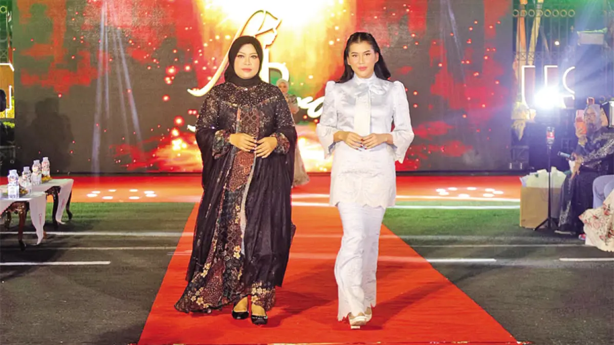 JADI MODEL: Wakil Bupati Kudus Bellinda Birton berjalan di catwalk pada Fashion On The Street di Alun-Alun Simpang Tujuh Kudus. (INDAH SUSANTI/RADAR KUDUS)