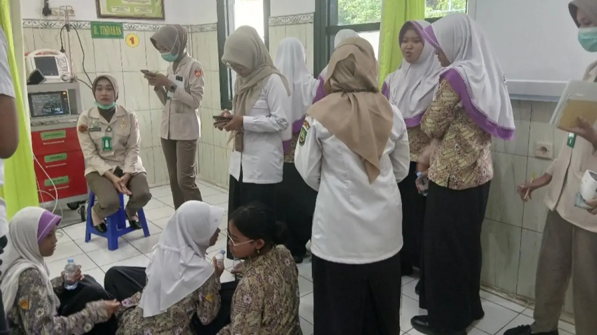 PARAH: Para siswa SMPN 1 Blora yang keracunan pada November 2025 lalu dan dirawat di RS DKT. Kini, sekolah itu tak dapat MBG. (EKO SANTOSO/RADAR KUDUS)