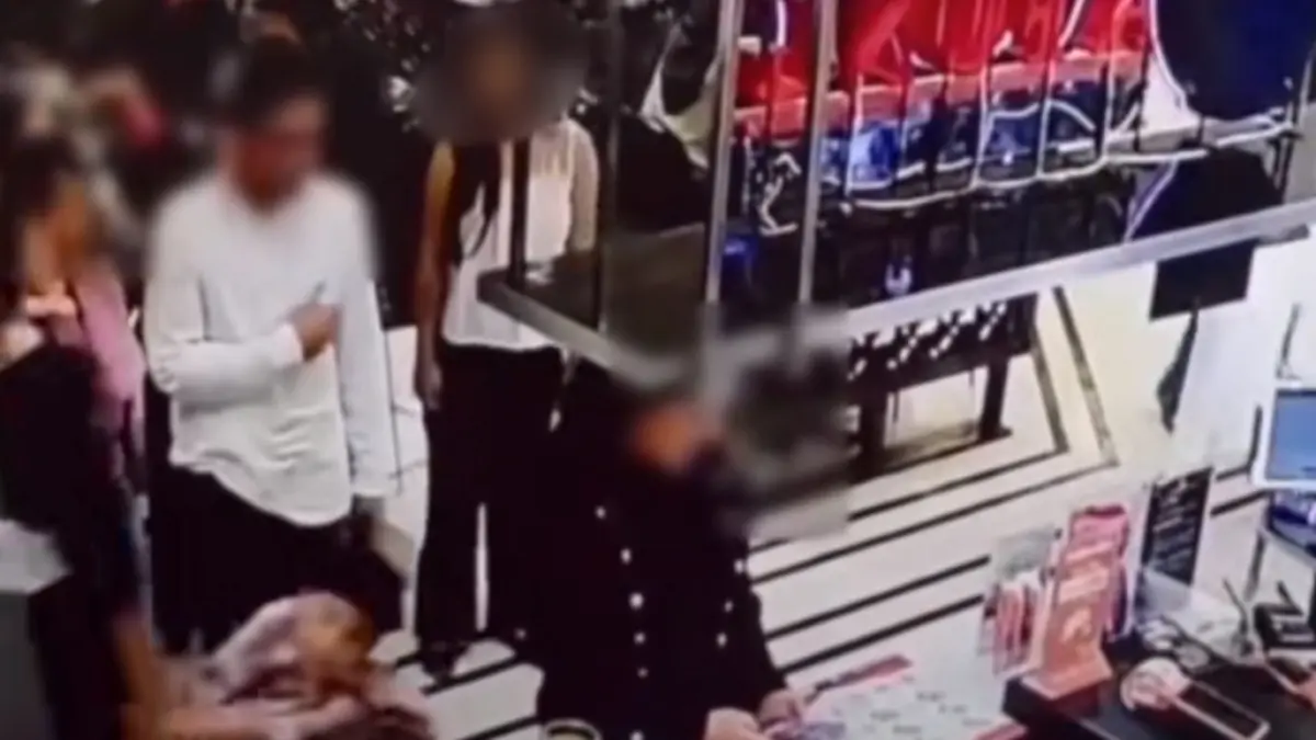 Pria tendang wanita di Mall Senayan City hingga jatuh (Tangkapan layar Tiktok)