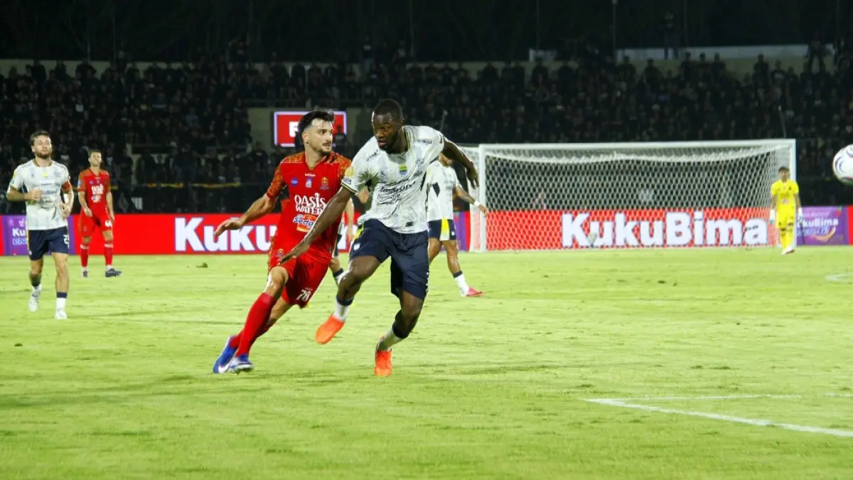SENGIT: Stiker Persijap Jepara Vasco Kalezic bersaing dengan pemain Persib Gabriel Mutombo, dalam laga pekan ketiga BRI Super League di GBK Jepara, Minggu (20/9). (FIKRI THOHARUDIN/RADAR KUDUS)