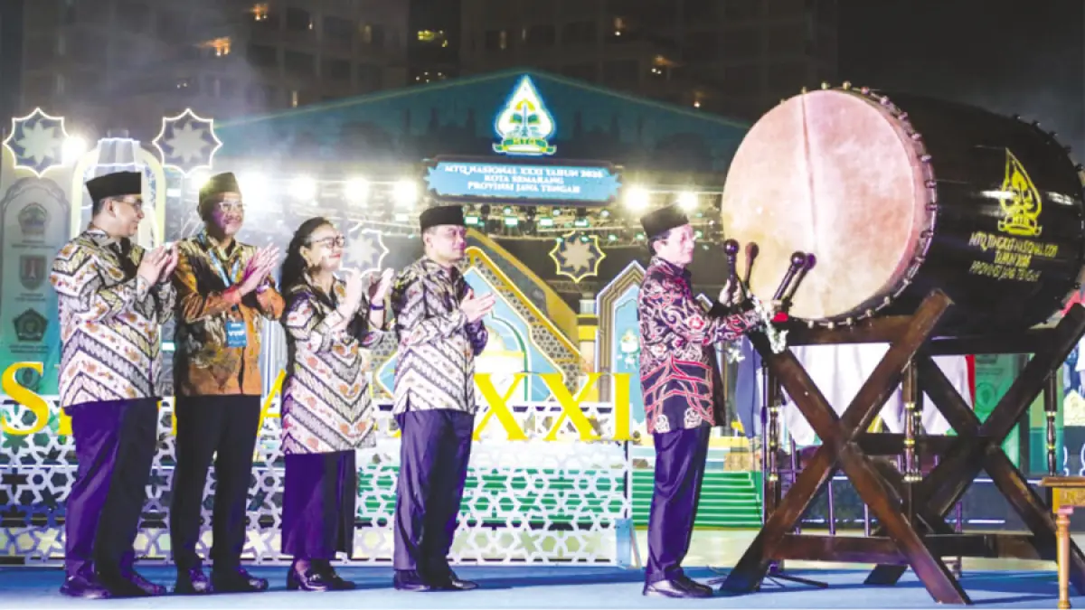 SUKSES: Menag Nasaruddin Umar menabuh bedug tanda penutupan MTQ Nasional Nasional XXXI di Semarang didampingi Gubernur Jateng&nbsp;Ahmad Luthfi (dua dari kanan) dan Wagub Taj Yasin (kiri). (PEMPROV JATENG UNTUK RADAR KUDUS)