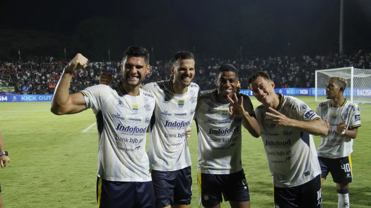 SUMRINGAH: Para pemain Persib Bandung merayakan kemenangannya 2-1 atas Persijap Jepara, Minggu (20/9). (FIKRI THOHARUDIN/RADAR KUDUS)