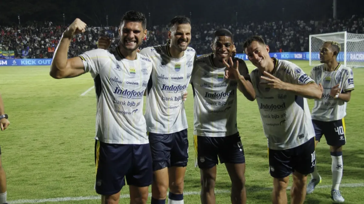 SUMRINGAH: Para pemain Persib Bandung merayakan kemenangannya atas Persijap Jepara, Minggu (20/9). (FIKRI THOHARUDIN/RADAR KUDUS)