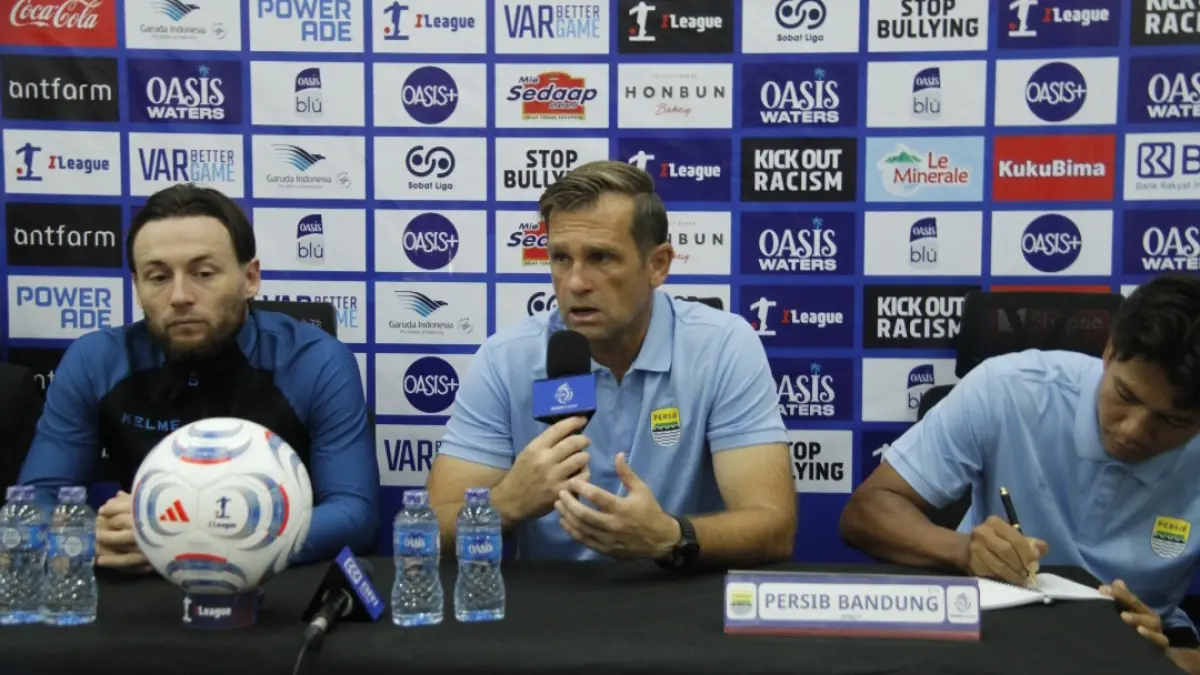 TERPUKAU: Igor Tolic didampingi Marc Klok saat sesi press conference, Minggu (20/9) di GBK Jepara. (FIKRI THOHARUDIN/RADAR KUDUS)