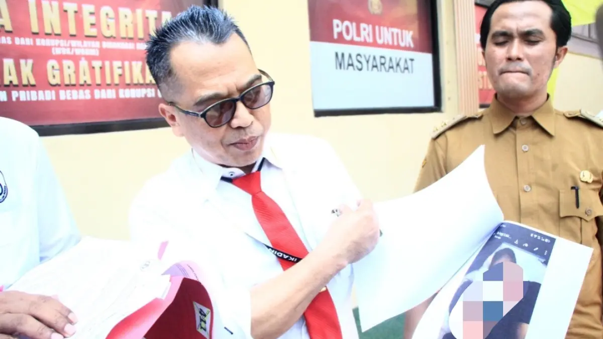 WISNU AJI/RADAR KUDUS&nbsp;
BEBER BUKTI: Tim Kuasa Hukum SM Abd. Mun’im  membeber beberapa bukti dugaan perselingkuhan WD yang dilaporkan ke Polres Rembang kemarin.