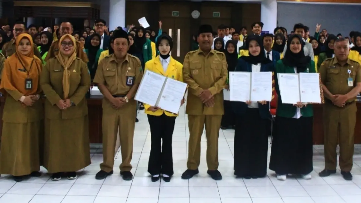 WISNU AJI/RADAR KUDUS
KOMITMEN: Bupati Rembang Harno bersama jajaranya perjanjian mengumpulkan para penerima beasiswa di lantai IV kantor bupati, kemarin.