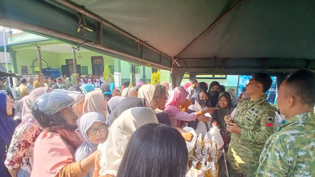 ANTUSIAS: Masyarakat berbondong-bondong menyerbu stand-stand yang menyediakan bahan kebutuhan pokok di Makodim 0721/Blora. (EKO SANTOSO/RADAR KUDUS)