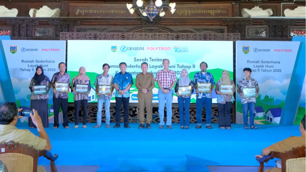 DITERIMA: Perwakilan penerima bantuan RSLH berfoto bersama dengan Bupati Kudus Sam’ani Intakoris, perwakilan PT Djarum dan Polytron. (DJARUM FOUNDATION UNTUK RADAR KUDUS)
