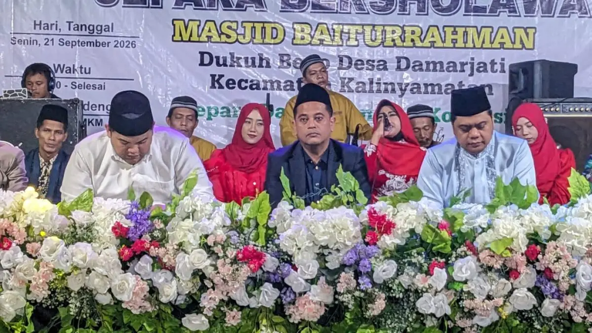 ISTIQOMAH: Jepara Berselawat di Damarjati diisi tausiah KH Abdul Majid Gufron yang mengajak masyarakat membiasakan salat, selawat, dan sedekah.