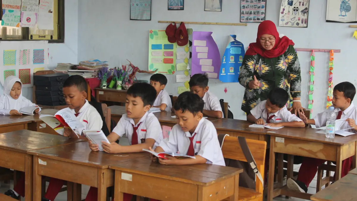 MENGAJAR: Suasana jam belajar mengajar guru dan murid di SDN 1 Karangajati, Blora. (ARIF FAKHRIAN KHALIM/RADAR KUDUS)