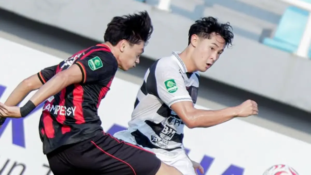 Pemain Kendal Tornado FC yang sedang berduel dengan pemain Persipura. (Instagram Kendal Tornado FC)