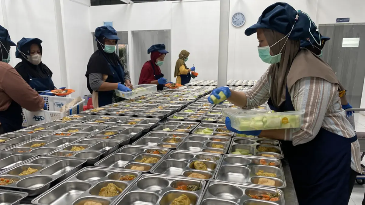 PENATAAN: Relawan dapur SPPG Khusus Kabupaten Blora tengah menyiapkan dan menyusun makanan untuk dibagikan ke penerima manfaat. (ARIF FAKHRIAN KHALIM/RADAR KUDUS)