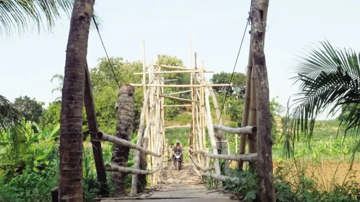 RAWAN: Jembatan bambu yang dibangun warga memprihatinkan, saat dilewati oleh sepeda motor, Sabtu (30/5). (FIKRI/RADAR KUDUS)