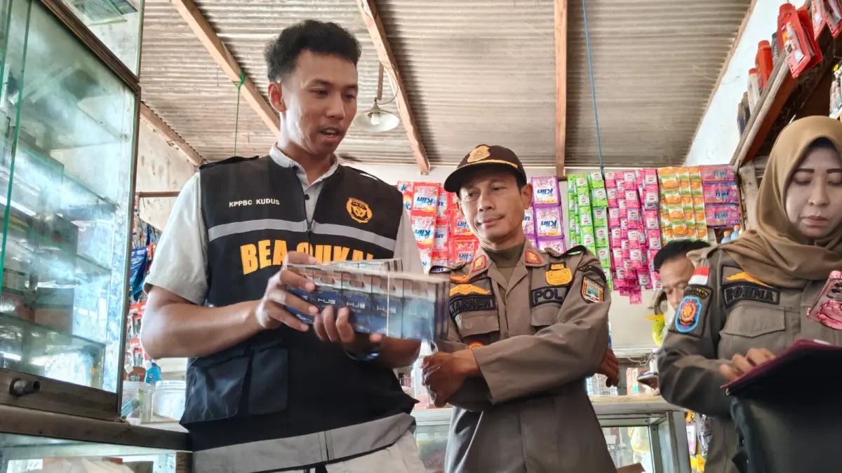SATPOL PP RBG UNTUK RADAR KUDUS
CEK KEMASAN: Tim Gabungan Satpol PP Rembang &nbsp;dan kantor bea cukai mengamankan rokok ilegal di salah satu toko wilayah Kecamatan Sulang kemarin.