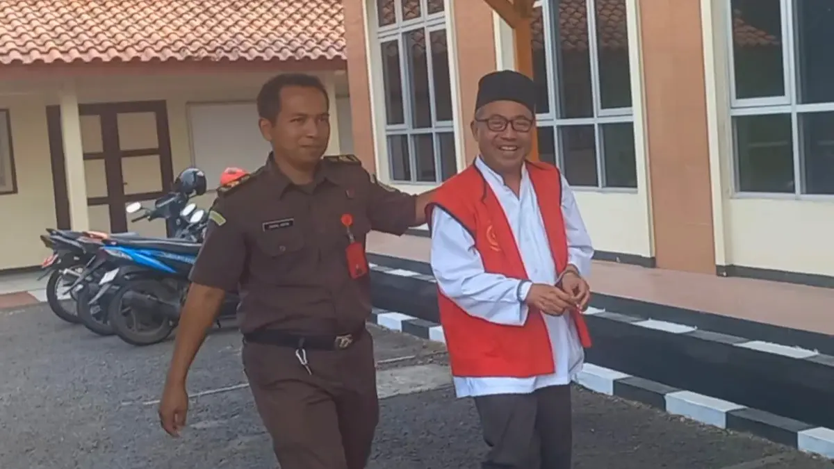 SUMRINGAH: Terdakwa kasus kekerasan seksual Abi Jamroh (60), saat menjalani sidang di PN Jepara.&nbsp;(FIKRI THOHARUDIN/RADAR KUDUS)