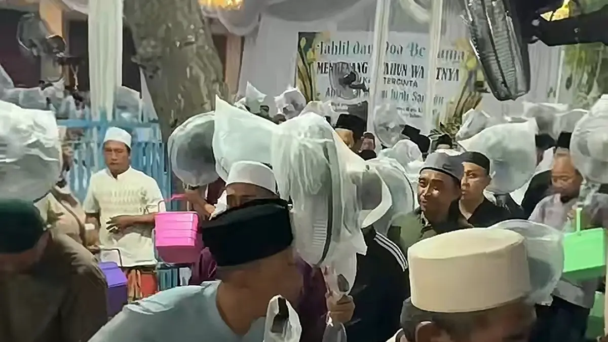 Tamu tahlilan di Lamongan dapat kipas angin (Tangkapan layar Tiktok @nunuelcidi)