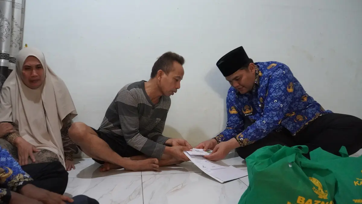 PEDULI: Wabup Jepara M. Ibnu Hajar didampingi jajaran, melakukan anjangsana di rumah duka korban KM Virgo Transport 8 di Desa Mindahan dan Bantrung Kecamatan Batealit hingga Desa Plajan Kecamatan Pakis Aji, Kamis (17/9). (KOMINFO JEPARA UNTUK RADAR KUDUS)