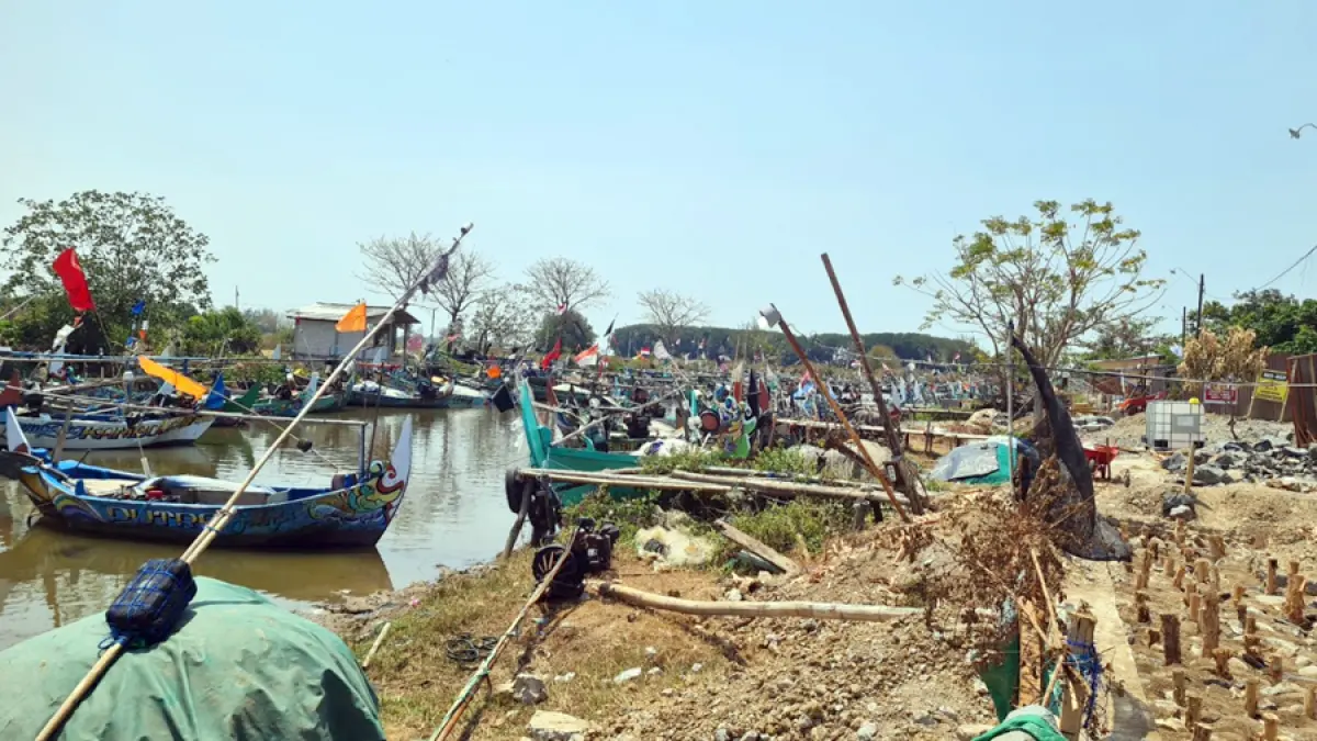 BERSANDAR: Perahu nelayan di Desa Puncel, Dukuhseti berjejer di tepi pantai belum lama ini. (ANDRE FAIDHIL FALAH/RADAR KUDUS)