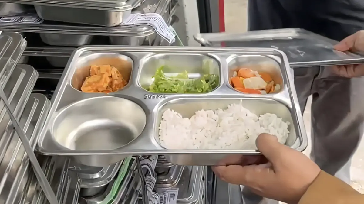 MEMILIKI BAKTERI: Menu MBG dari SPPG Sukorejo 2 Tunjungan untuk penerima manfaat pada Senin (7/9) lalu yang mengandung bakteri. (ARIF FAKHRIAN KHALIM/RADAR KUDUS)
