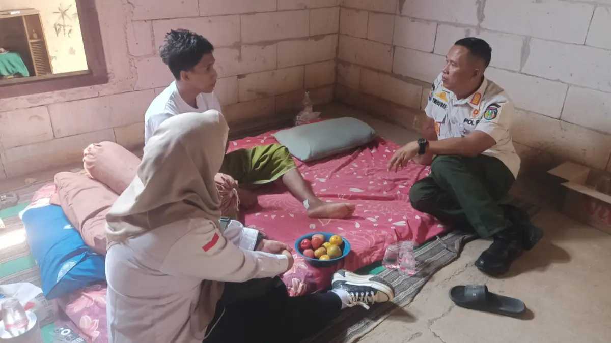 PEDULI: Abdul Kholeq (25), warga RT 4/RW 1 Desa Mindahan, Kecamatan Batealit, telah sampai ke rumah dalam keadaan selamat.&nbsp;(DINSOSPERMADES JEPARA UNTUK RADAR KUDUS)