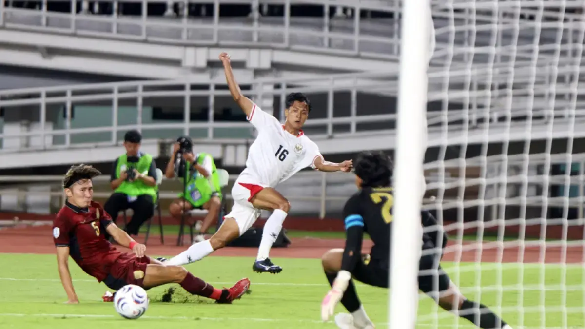 Pesepak bola Timnas Indonesia Dony Tri Pamungkas saat melawan Kamboja di Stadion Pakansari, Kabupaten Bogor, Senin (27/7). (Dery Ridwansah/JawaPos.com)