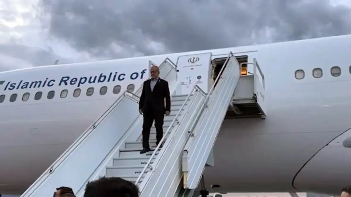Presiden Iran Masoud Pezeshkian tiba di New York, Amerika Serikat pada Selasa (22/9). (Al-Jazeera)