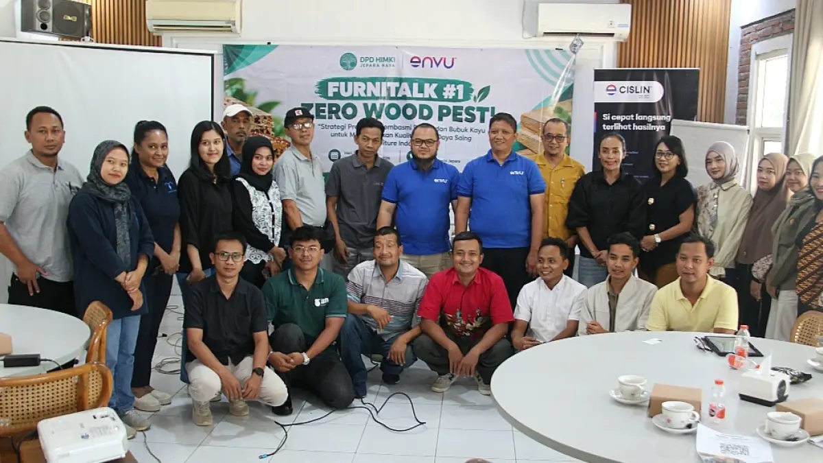PROGRESIF: Para peserta diskusi Furnitalk yang juga merupakan anggota HIMKI Jepara, usai berdiskusi mengenai momok atau hama kayu, bersama dengan ENVU. (FIKRI THOHARUDIN/RADAR KUDUS)