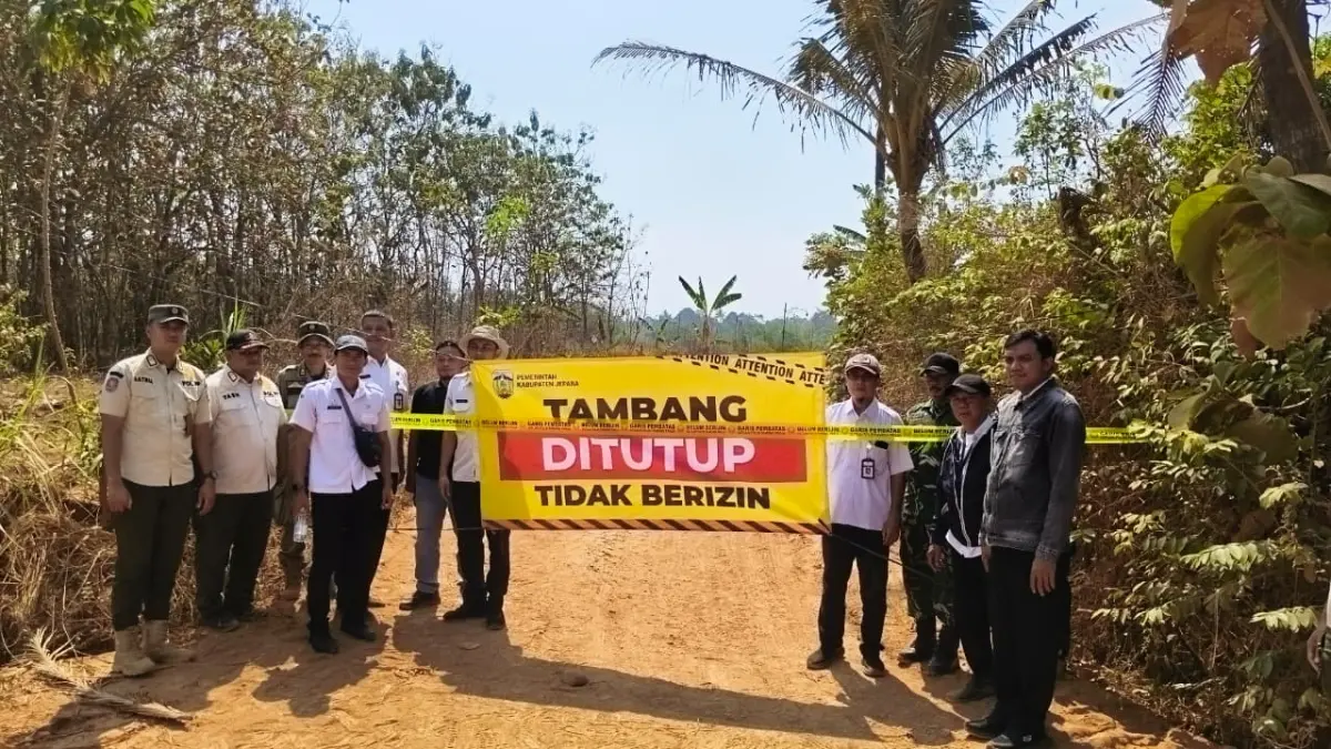 TINDAK: Tambang tanah uruk Kecapi Jepara kembali beroperasi dengan bukaan galian mencapai 4.000 meter persegi. Tim memasang spanduk penutupan.