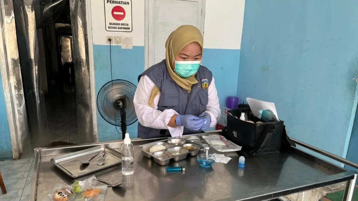 UJI SAMPEL: Proses pengujian sampel makanan yang diduga menjadi penyebab keracunan di sejumlah SD di Jepara, pada pekan lalu. (DKK JEPARA UNTUK RADAR KUDUS)