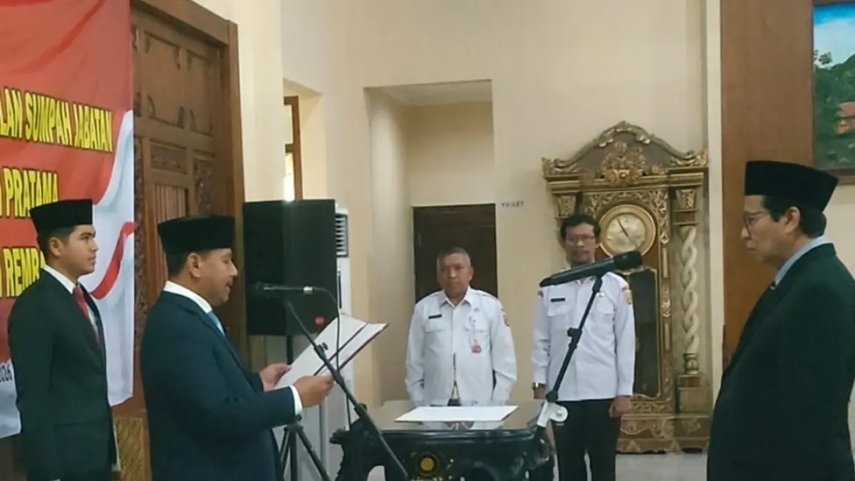 WISNU AJI/RADAR KUDUS
TUGAS BARU: Bupati Rembang Harno melantik Fahrudin sebagai Kepala BPBD Rembang di Rumdin Bupati kemarin.