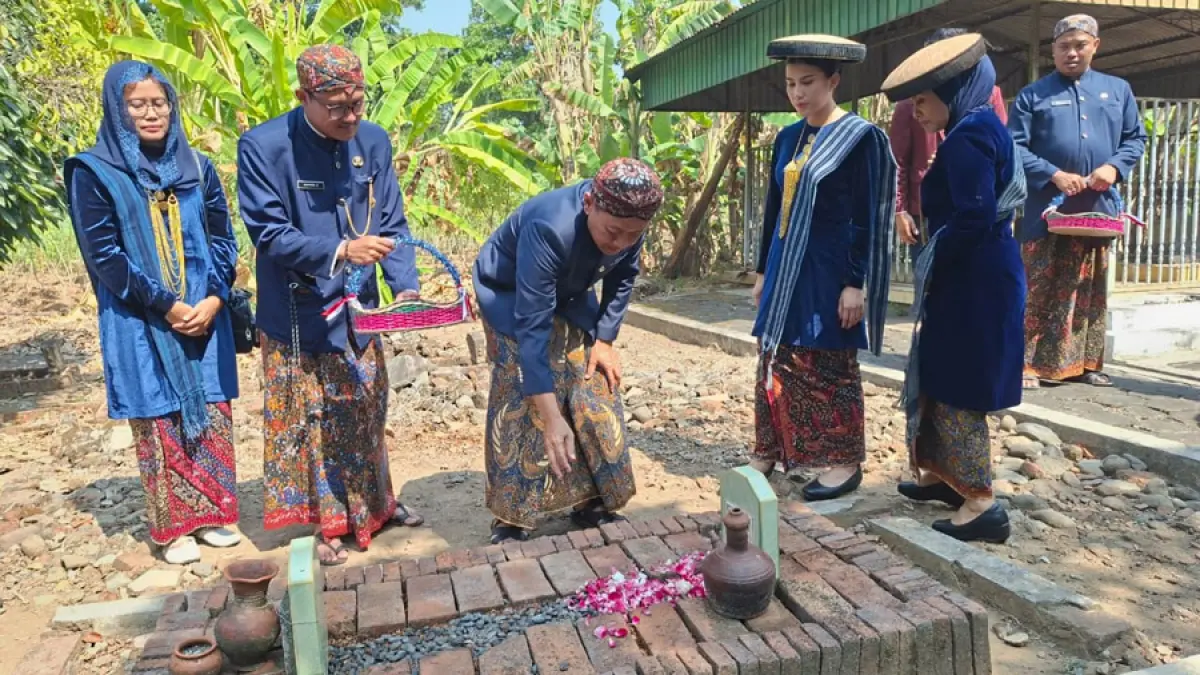 INGAT LELUHUR: Bupati Kudus Sam’ani Intakoris didampingi Wabup Bellinda Birton (dua dari kanan) dan Ketua TP PKK Kudus Endhah Endhayani menabur bunga di makam Bupati terdahulu Darsono di Kompleks Pesarean Sedo Mukti, Desa Kaliputu, Kota, kemarin. (ANDIKA TRISNA SAPUTRA/RADAR KUDUS)