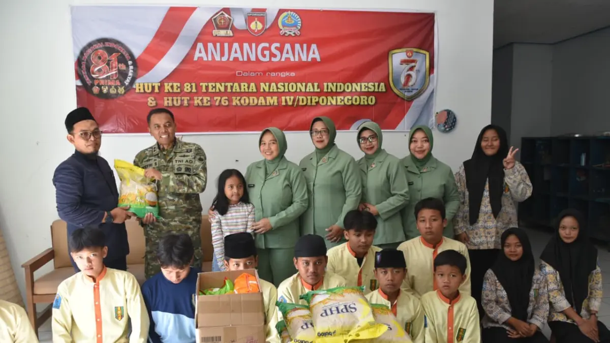ANJANGSANA: Dandim 0717/Grobogan saat menyerahkan bantuan ke panti asuhan.
