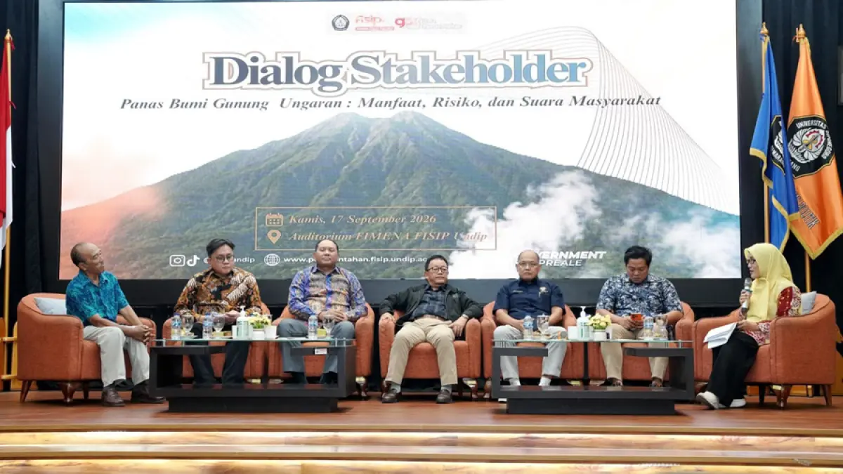 Suasana acara Dialog Stakeholder Panas Bumi Gunung Ungaran di Fisip Undip pada Kamis (17/9) yang menghadirkan narasumber Wakil Ketua Komisi XII DPR RI, Sugeng Suparwoto (keempat dari kiri), Direktur Panas Bumi, Direktorat Jenderal Energi Baru Terbarukan dan Konservasi Energi, Kementerian ESDM, Priatin Hadi Wijaya (ketiga dari kiri), Executive Vice President Manajemen Panas Bumi PLN, John Rembet (kedua dari kiri), serta akademisi dari Undip.