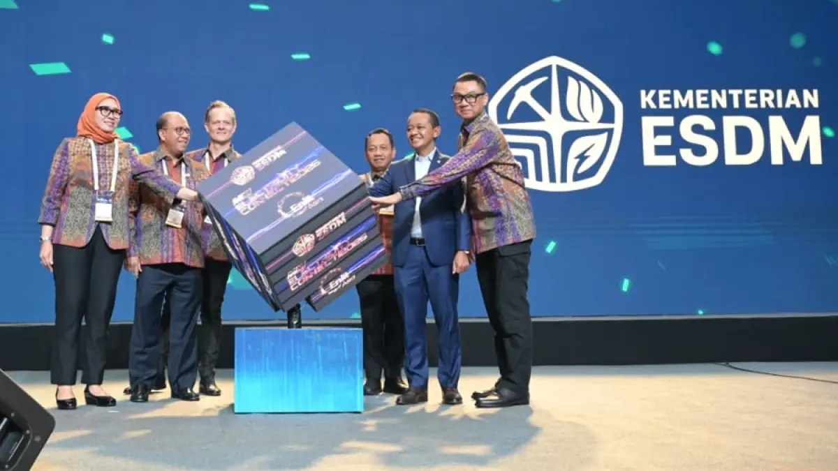 Menteri ESDM, Bahlil Lahadalia (kedua dari kanan), Plt. Direktur Jenderal Ketenagalistrikan Kementerian ESDM, Tri Winarno (ketiga dari kanan), Ketua Dewan Pengawas Masyarakat Ketenagalistrikan Indonesia (MKI), Darmawan Prasodjo (kanan), Ketua Umum MKI, Suroso Isnandar (kedua dari kiri), Ketua Acara Electricity Connect 2026, Arsyadany G. Akmalaputri (kiri) dan Director for Energy Enlit Asia, Simon Hoare (ketiga dari kiri).