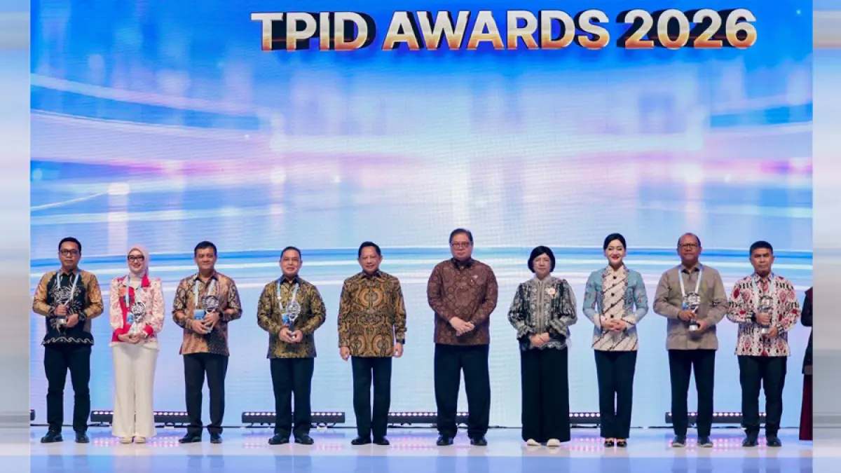 Gubernur Jawa Tengah Ahmad Luthfi (dua dari kiri) terima penghargaan&nbsp;dalam FEKDI - Indonesia Fintech Summit and Expo 2026, sekaligus Rakornas P2DD di Jakarta.