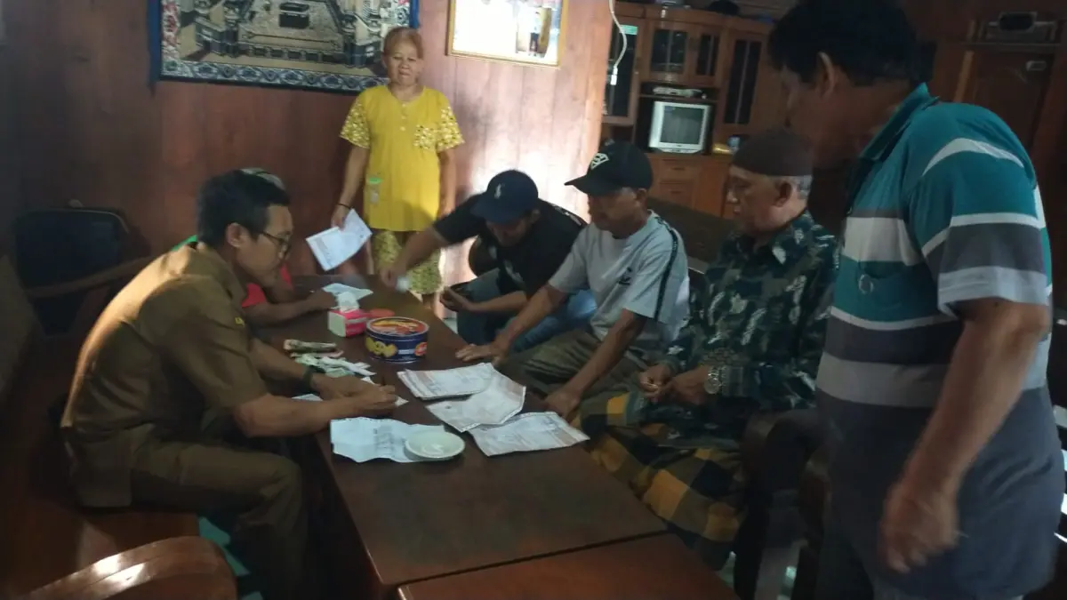 JEMPUT BOLA: Petugas BPPKAD Grobogan saat melakukan jemput bola penagihan PBB.