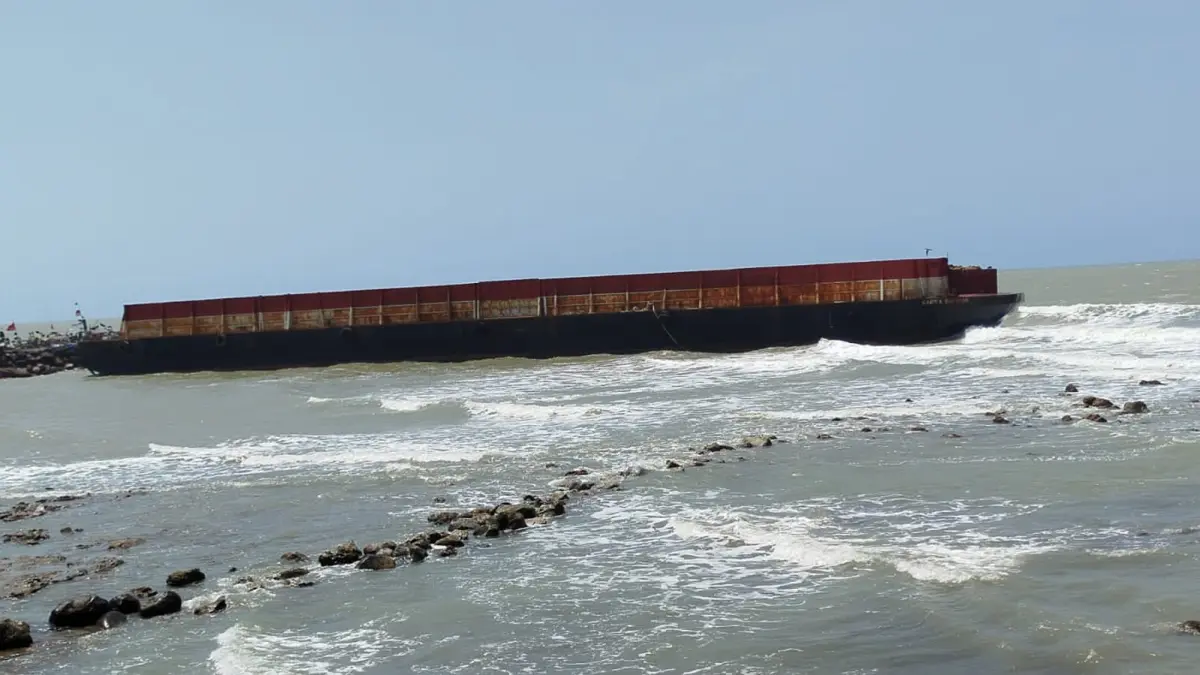 KUPP REMBANG/RADAR KUDUS
BERTEDUH: Satu kapal tongkang TB Seruyan Pacific terpaksa berteduh akibat cuaca kurang bersahabat di perairan Sluke.