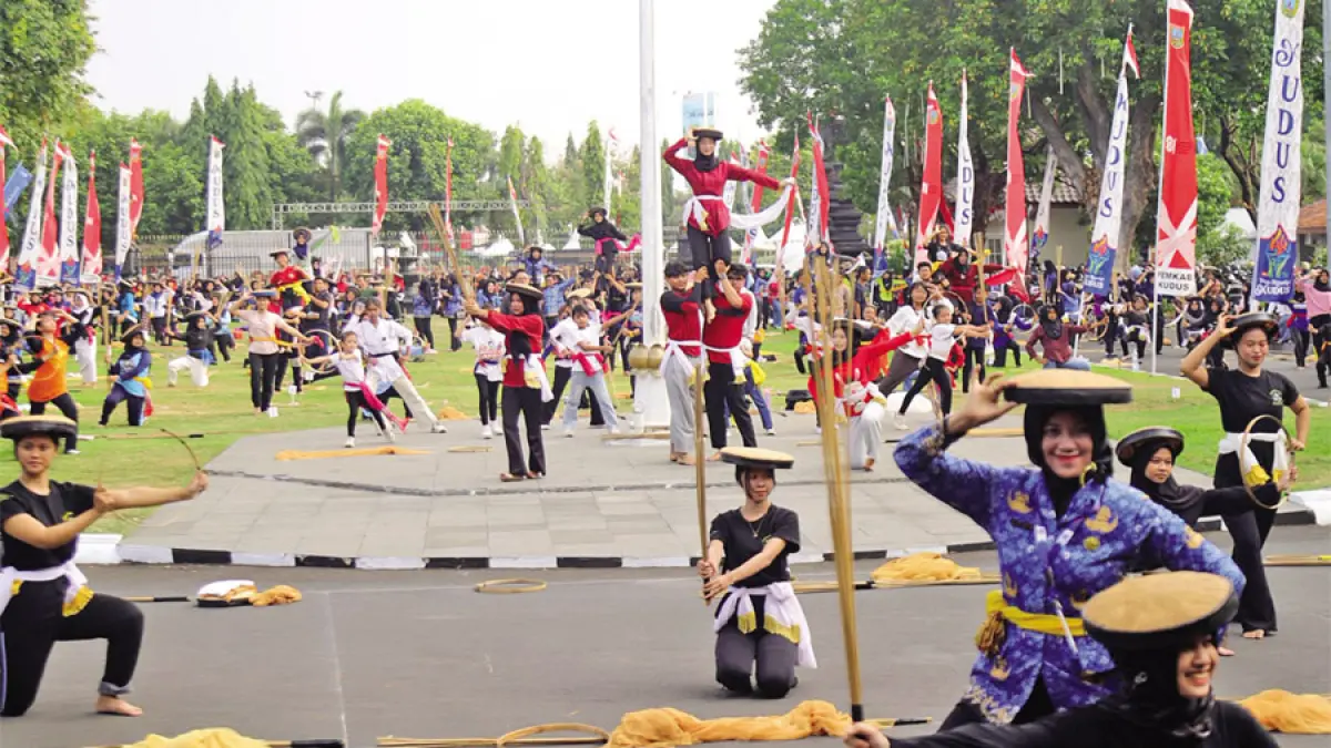 LATIHAN: Persiapan pemecahan rekor muri berlatih di Alun-Alun Simpang Tujuh Kudus. (INDAH SUSANTI/RADAR KUDUS)