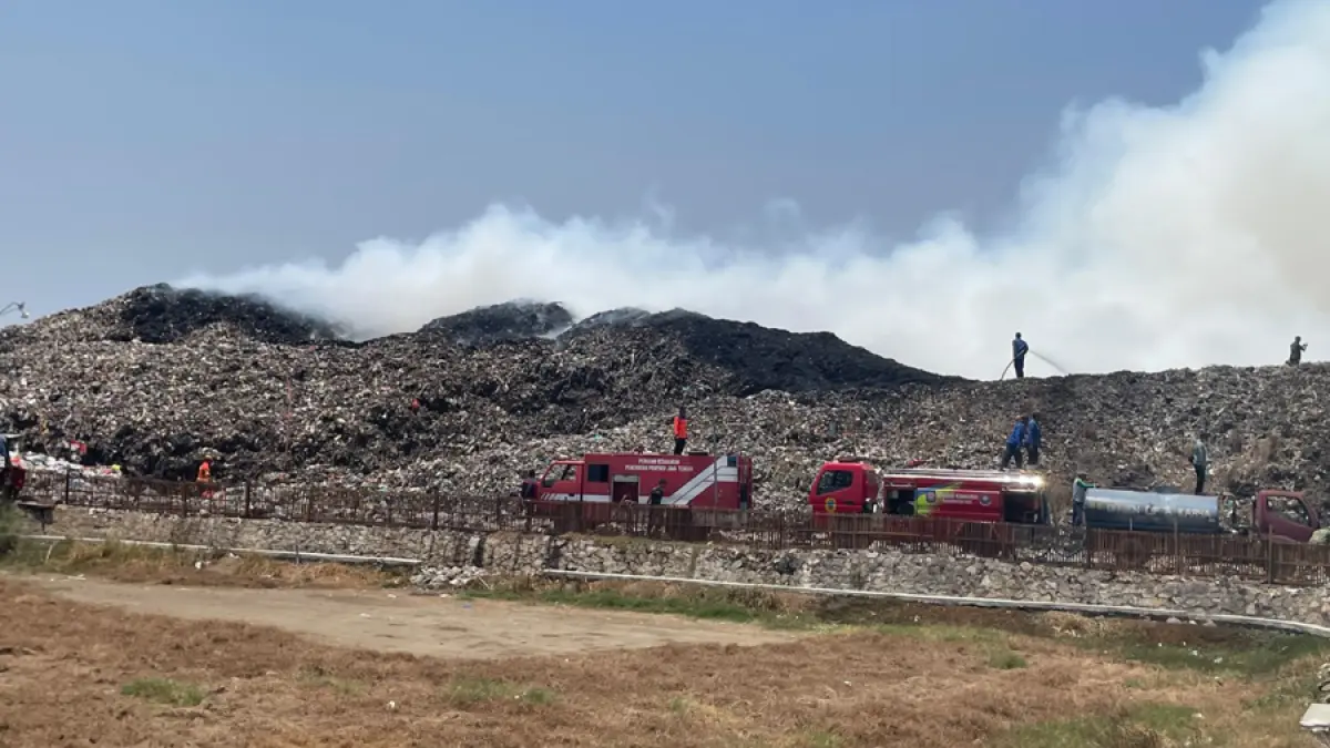SIAGA: Mobil damkar berjejer di TPA Plosojenar kemarin. (ANDRE FAIDHIL FALAH/RADAR KUDUS)