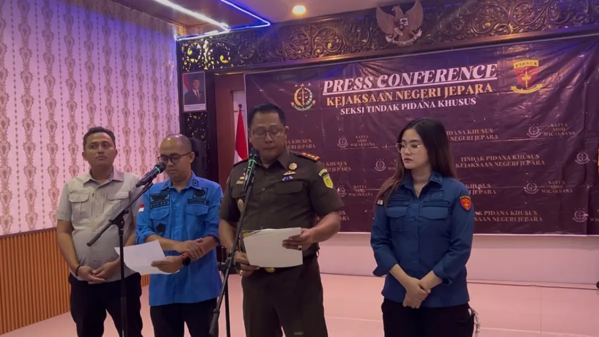 UNGKAP: Kepala Kejaksaan Negeri Jepara Agung Bagus Kade Kusimantara (dua dari kanan) memberikan keterangan terkait kasus eks mantri bank.