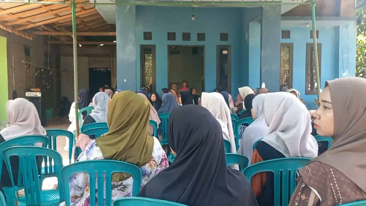 BERBELASUNGKAWA: Para tetangga alm. Mashudi turut berkirim doa, pada Jumat (25/9). (FIKRI THOHARUDIN/RADAR KUDUS)