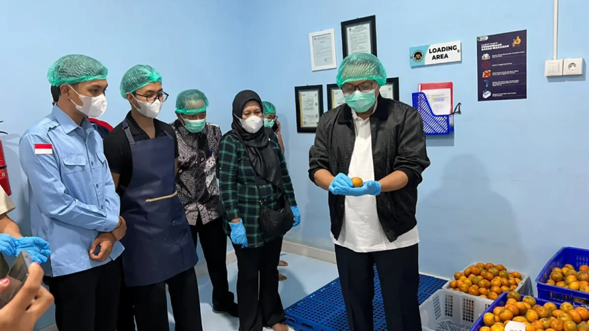 DICEK: Plt Bupati Pati Risma Ardhi Chandra meninjau SPPG di Cluwak. (ANDRE FAIDHIL FALAH/RADAR KUDUS)