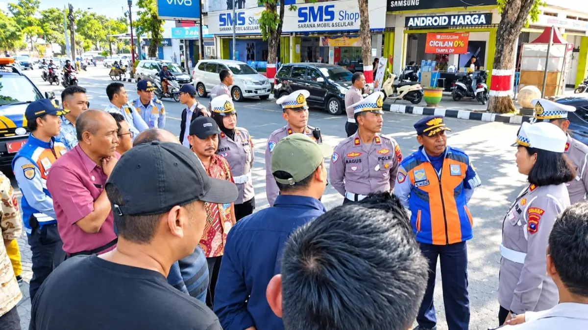 DIKAJI: Tim gabungan saat melakukan kajian di Jalan R Suprapto, Purwodadi.