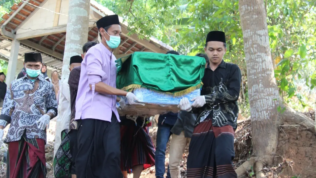 DIKEBUMIKAN: Almarhum Mashudi dimakamkan di Desa Plajan, Kecamatan Pakis Aji, Jumat (25/9). (FIKRI THOHARUDIN/RADAR KUDUS)