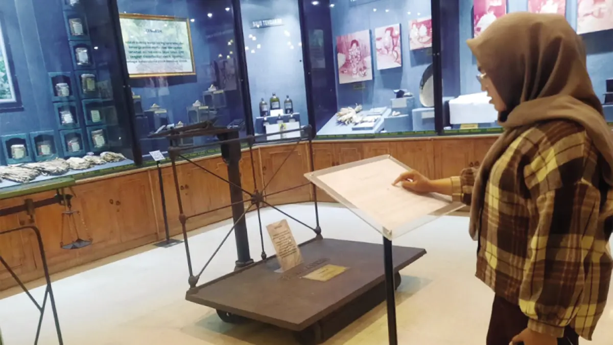 KOLEKSI MUSEUM: Pengunjung menikmati koleksi Museum Kretek Kudus. (INDAH SUSANTI/RADAR KUDUS)