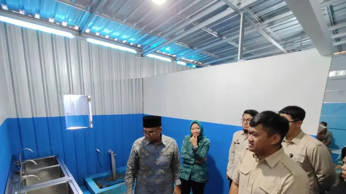 SIDAK: Bupati Batang bersama BGN saat sidak di SPPG Bawang.
