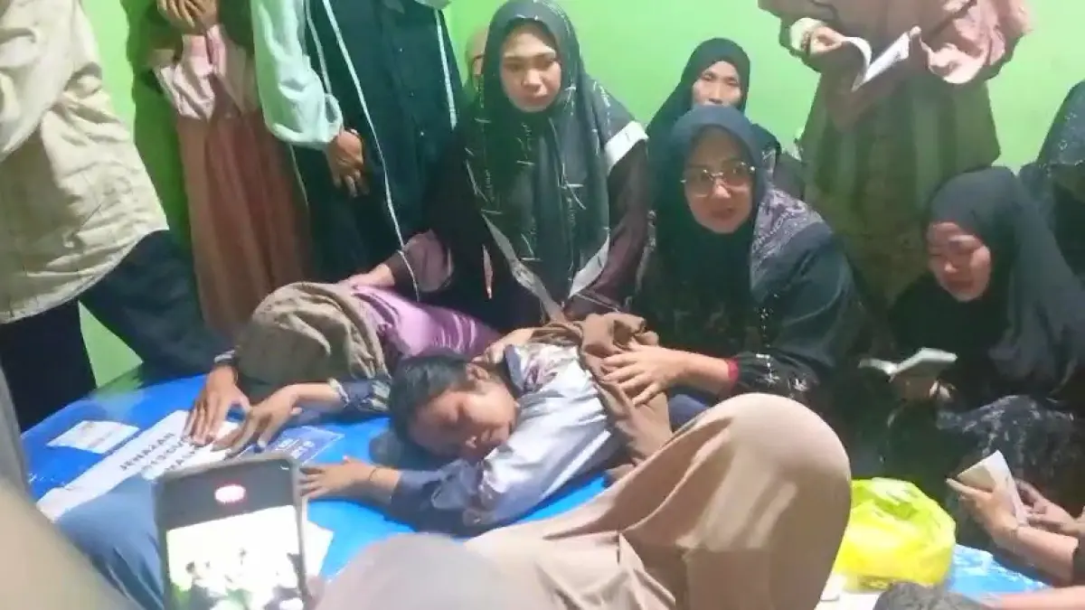 TABAH: Keluarga menyambut kepulangan alm. Mashudi (27), korban insiden KM Virgo Transport 8 asal Desa Plajan, Pakis Aji, pada Jumat (25/9).