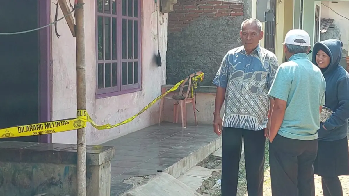 TAK BERNYAWA: Kondisi rumah korban yang diduga ditusuk oleh ayah kandungnya sendiri. (POLSEK JATI UNTUK RADAR KUDUS)