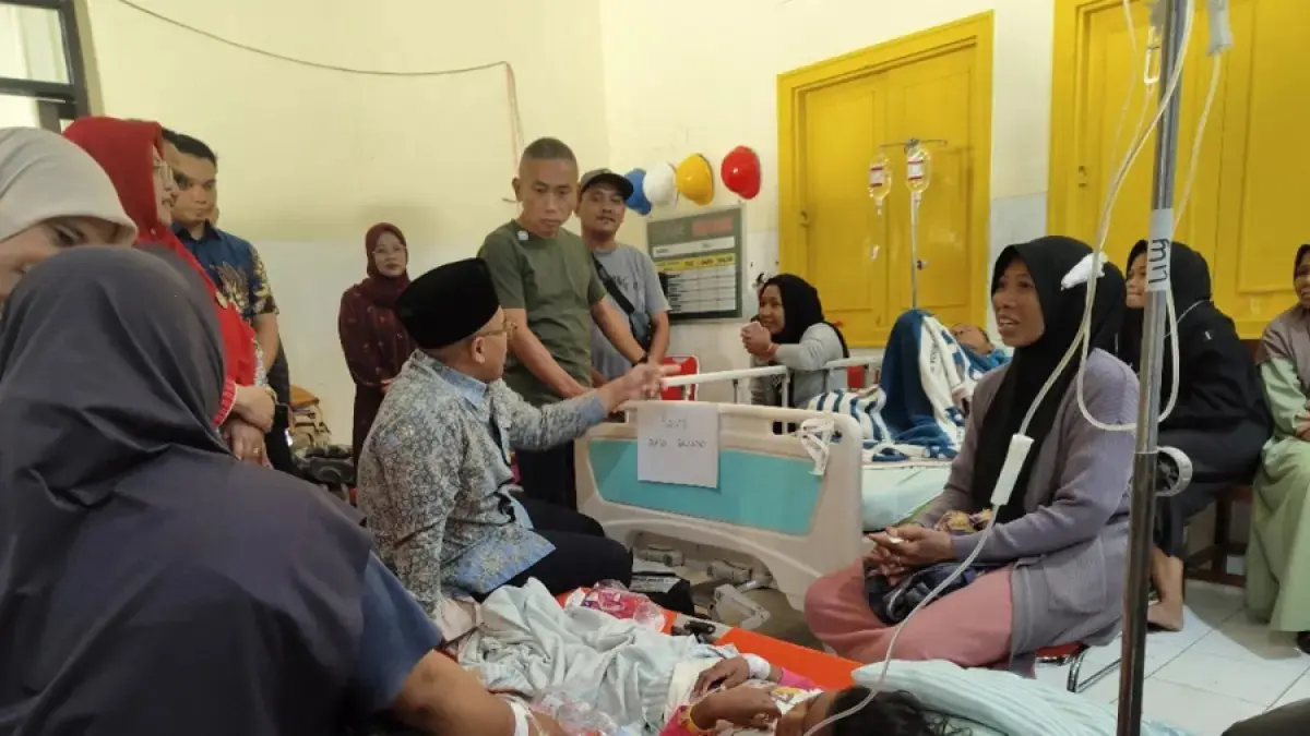 TINJAUAN: Yoyok Riyo Sudibyo saat meninjau korban keracunan bersama Bupati Batang M Faiz Kurniawan.