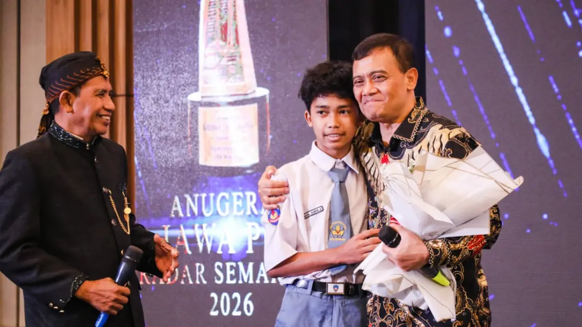 SEMANGAT: Salah seorang siswa penerima manfaat, Noval Surya Saputra, turut hadir dalam malam penghargaan tersebut. Siswa SMA Laboratorium UPGRIS Semarang itu mengaku bersyukur mendapat kesempatan melanjutkan pendidikan melalui Sekolah Kemitraan. Hadir Gubernur Jawa Tengah Ahmad Luthfi didampingi Direktur Radar Kudus Baehaqi.